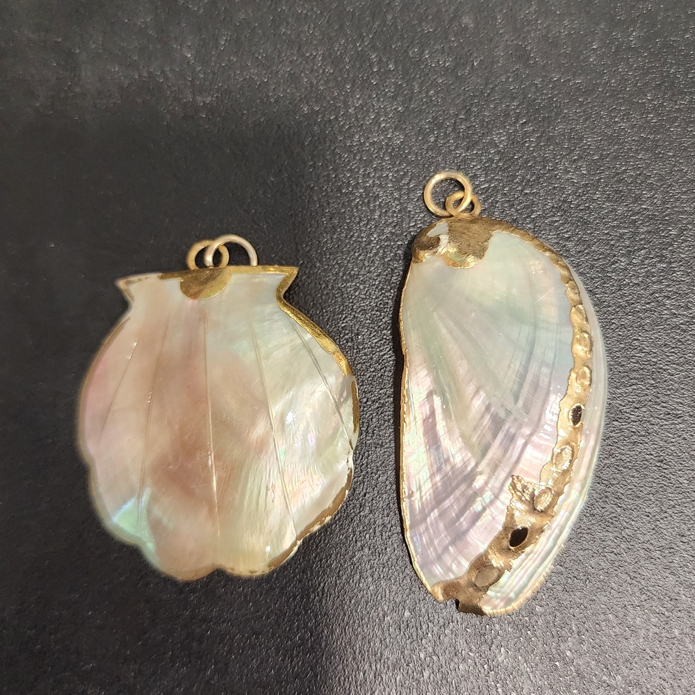 Gold and Cream Shell Pendant Set